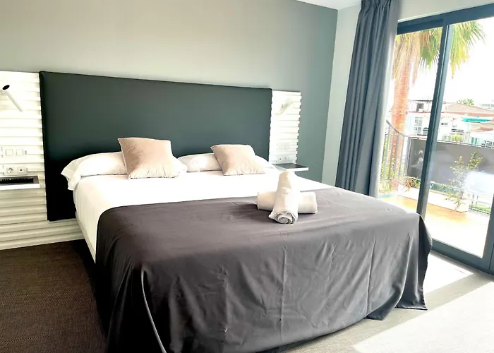 Hotel Sitges Rooms בית אירוח *
